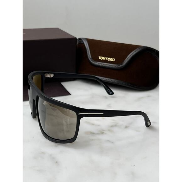 NEW Tom Ford Clint TF1066 Mask Sunglasses in Black - Picture 4 of 5